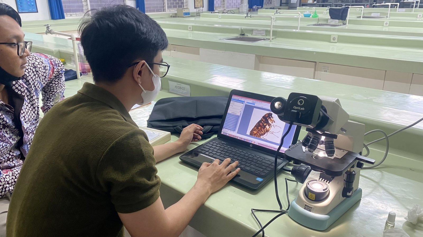 Instalasi kamera mikroskop Optilab Sigma 4K di Departemen Parasitologi FKH UNAIR